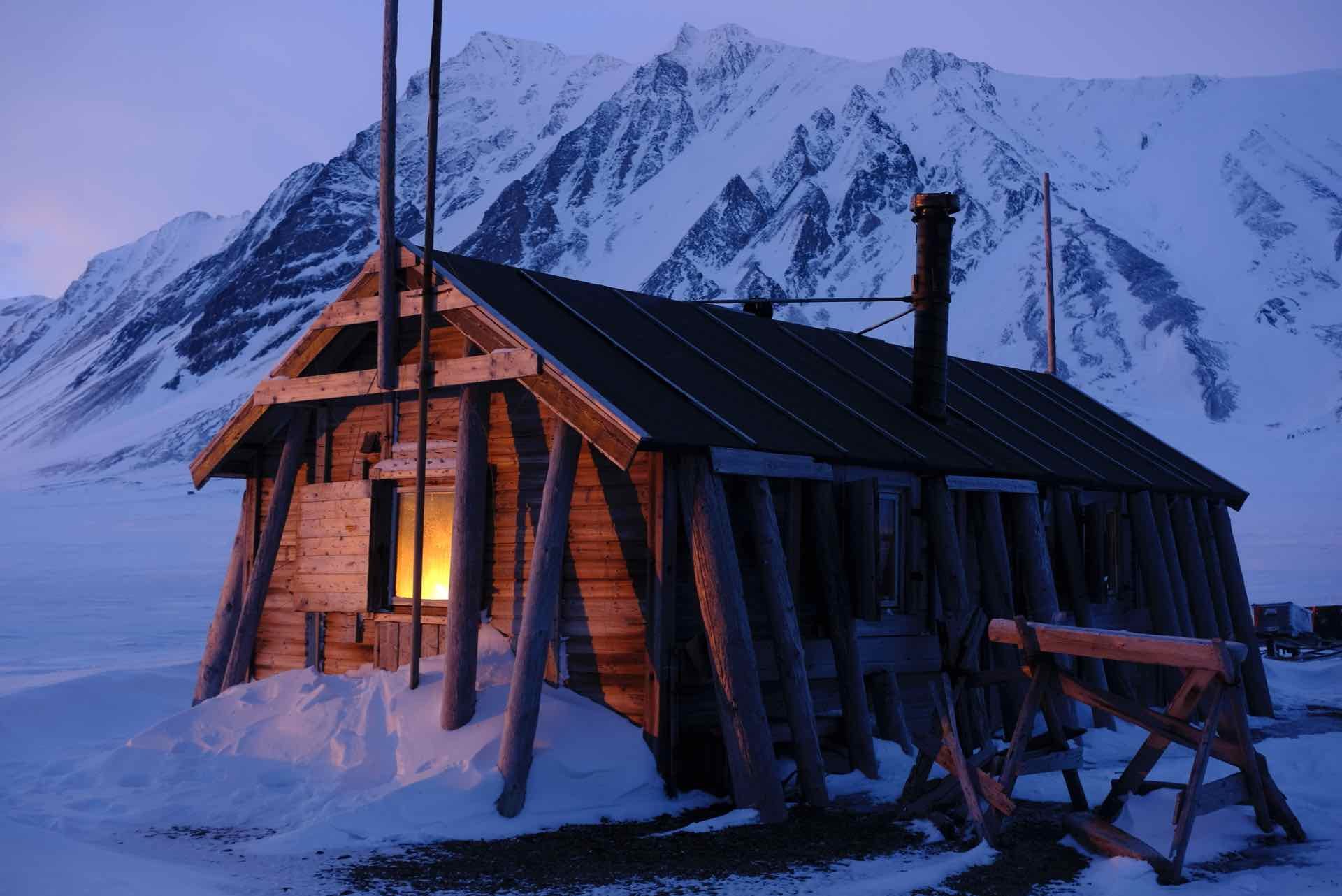 Bamsebu Hut Hearts in the Ice